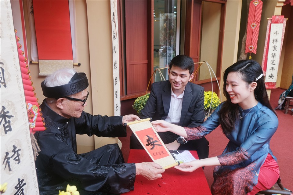 &hellip; hay &ocirc;ng Đồ gi&agrave; &ldquo;b&agrave;y mực T&agrave;u, giấy đỏ&rdquo; cho chữ đầu năm.