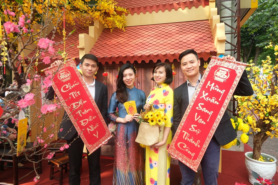 Kh&ocirc;ng gian Tết xưa đ&atilde; mang đến sự tươi vui, niềm hạnh ph&uacute;c cho mọi người.