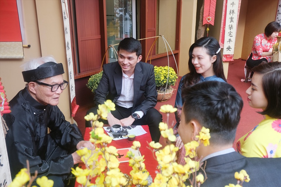 Xin chữ đầu năm &ndash; hoạt động mang &yacute; nghĩa cầu t&agrave;i lộc, cầu an vui cho gia đ&igrave;nh.