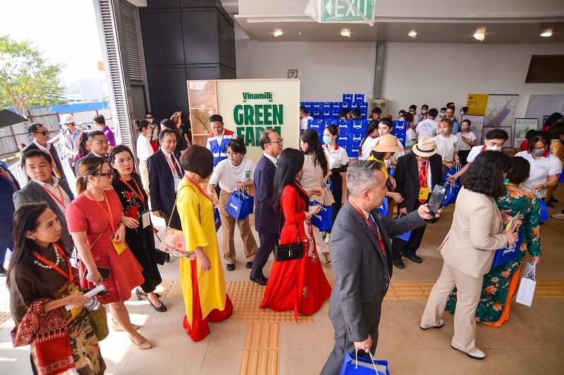 H&#224;ng ngh&#236;n sản phẩm Vinamilk “theo ch&#226;n” kiều b&#224;o trải nghiệm tuyến metro Bến Th&#224;nh - Suối Ti&#234;n - Ảnh 1
