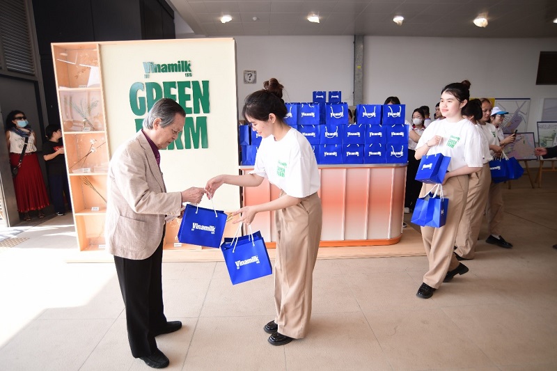H&#224;ng ngh&#236;n sản phẩm Vinamilk “theo ch&#226;n” kiều b&#224;o trải nghiệm tuyến metro Bến Th&#224;nh - Suối Ti&#234;n - Ảnh 3
