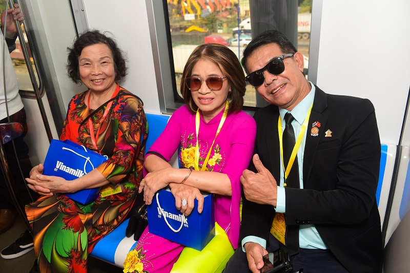 H&#224;ng ngh&#236;n sản phẩm Vinamilk “theo ch&#226;n” kiều b&#224;o trải nghiệm tuyến metro Bến Th&#224;nh - Suối Ti&#234;n - Ảnh 6