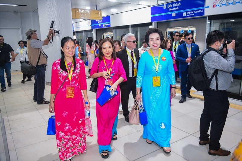 H&#224;ng ngh&#236;n sản phẩm Vinamilk “theo ch&#226;n” kiều b&#224;o trải nghiệm tuyến metro Bến Th&#224;nh - Suối Ti&#234;n - Ảnh 9