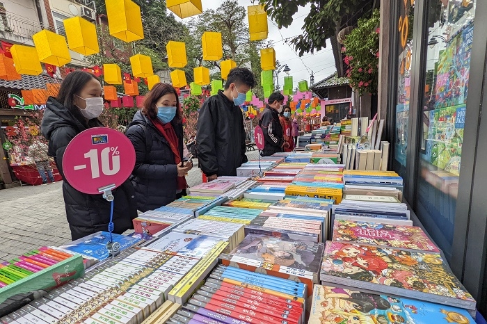 Người d&acirc;n tham quan Phố S&aacute;ch Xu&acirc;n Nh&acirc;m Dần ng&agrave;y m&ugrave;ng 2 Tết.