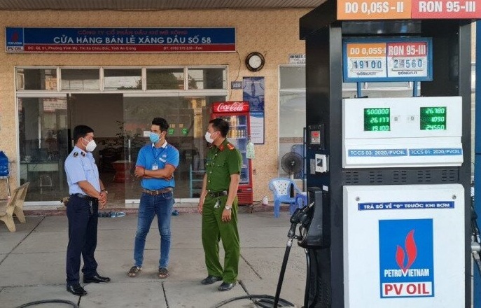 Lực lượng chức năng&nbsp;kiểm tra t&igrave;nh h&igrave;nh hoạt động của c&aacute;c cửa h&agrave;ng xăng dầu hoạt động tr&ecirc;n địa b&agrave;n tỉnh An Giang. Ảnh: B&aacute;o Giao th&ocirc;ng