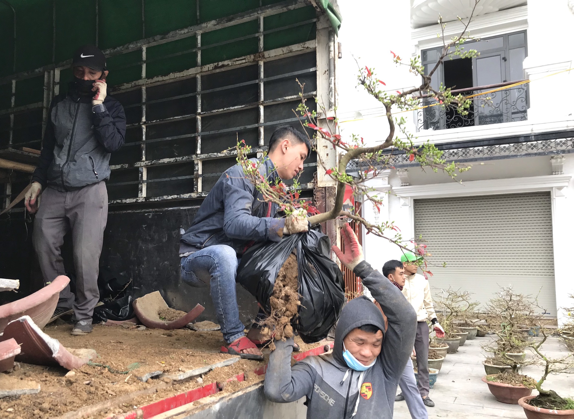 Kiếm tiền triệu mỗi ng&#224;y nhờ &quot;chuyển Tết đến mọi nh&#224;&quot; những ng&#224;y cuối năm - Ảnh 13