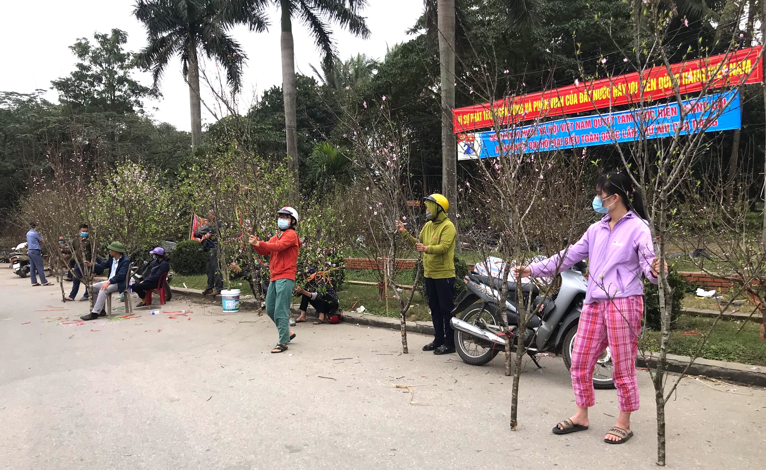 Kiếm tiền triệu mỗi ng&#224;y nhờ &quot;chuyển Tết đến mọi nh&#224;&quot; những ng&#224;y cuối năm - Ảnh 3