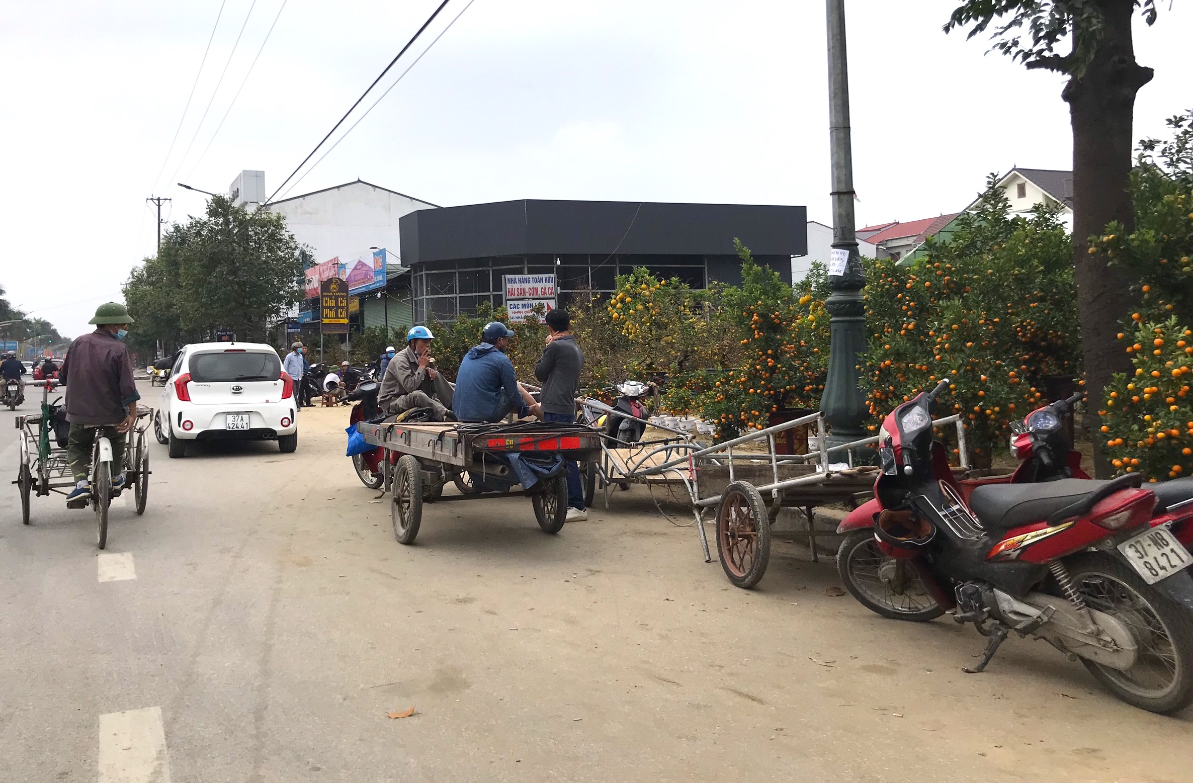 Kiếm tiền triệu mỗi ng&#224;y nhờ &quot;chuyển Tết đến mọi nh&#224;&quot; những ng&#224;y cuối năm - Ảnh 4