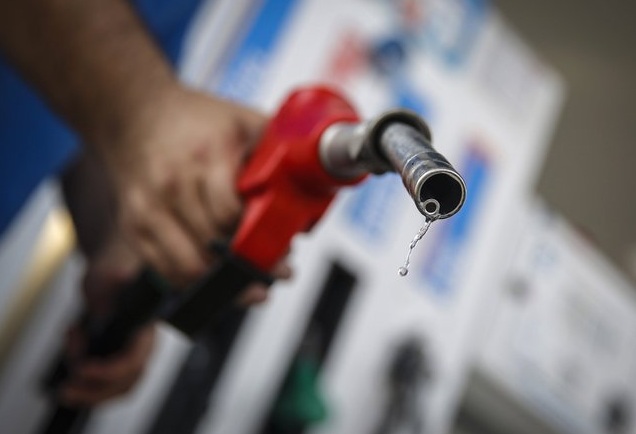 Gi&aacute; xăng tăng vượt mốc 25.000 đồng/l&iacute;t. Ảnh minh họa