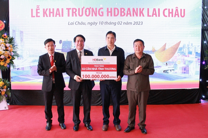 Đại diện HDBank trao tặng 2 căn nh&agrave; t&igrave;nh thương cho b&agrave; con c&oacute; ho&agrave;n cảnh kh&oacute; khăn tại địa phương