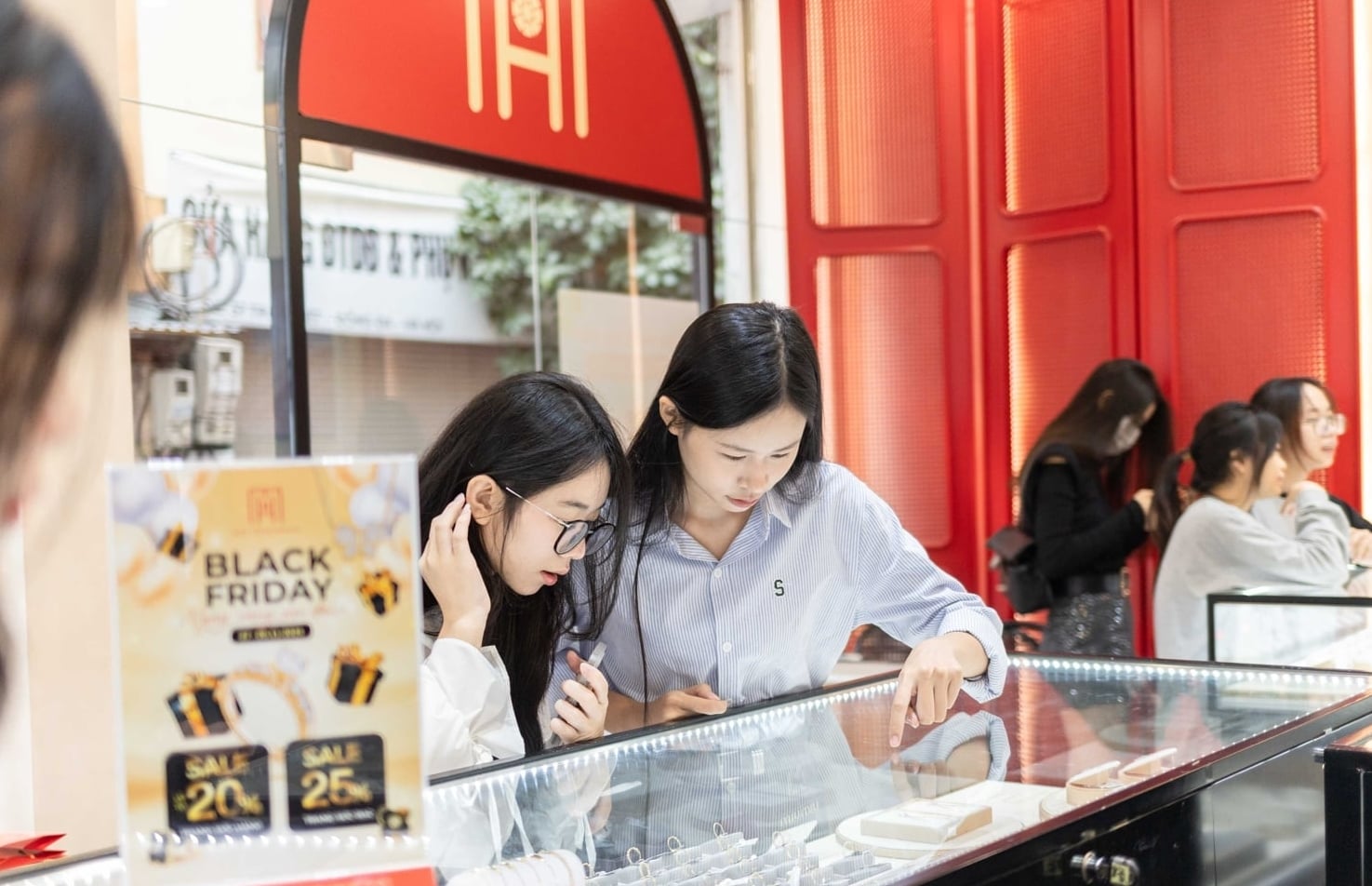 Giá vàng hôm nay 11/2: 'Bất động' ở mức 181 triệu/lượng - Ảnh 2