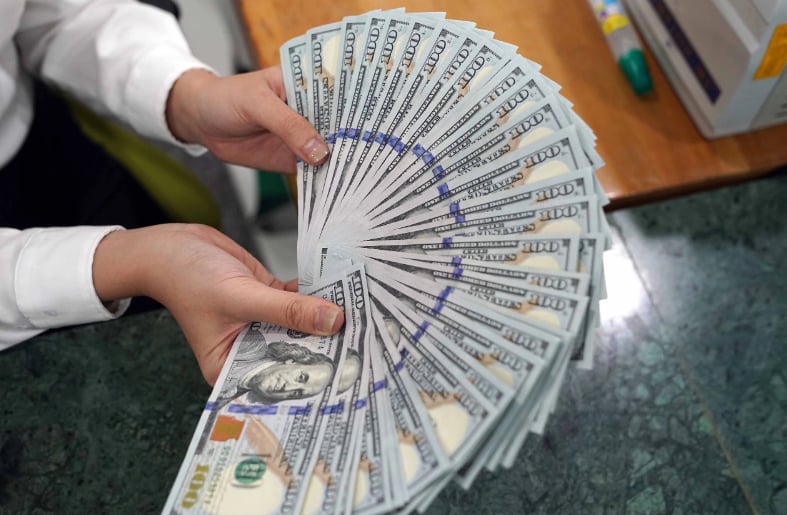 Giá USD chợ đen tiếp đà lao dốc - Ảnh 1