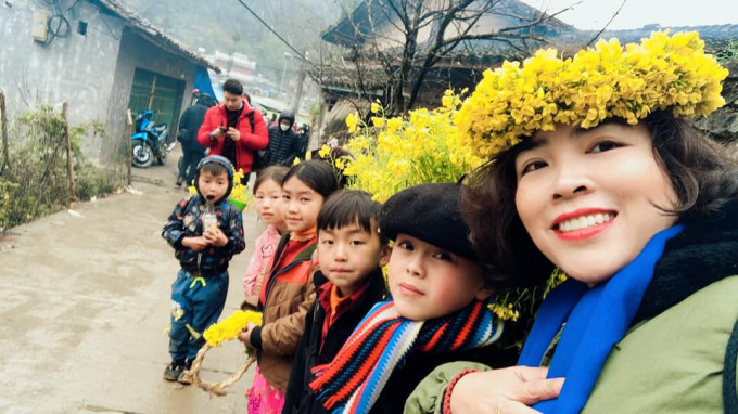 Du kh&aacute;ch chụp ảnh với trẻ em ở khu vực nh&agrave; của Pao - Đồng Văn, H&agrave; Giang