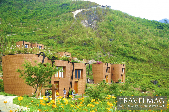 Khu nghỉ dưỡng H&rsquo;mong Village nằm tr&ecirc;n quốc lộ 4C theo hướng đi Đồng Văn. Đ&acirc;y l&agrave; một địa điểm du lịch độc đ&aacute;o m&agrave; du kh&aacute;ch kh&ocirc;ng thể bỏ qua khi đến H&agrave; Giang