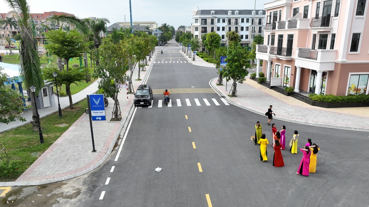 Vincom Shophouse Royal Park l&agrave; điểm check-in (chụp ảnh) quen thuộc với nhiều người d&acirc;n TP Đ&ocirc;ng H&agrave;.