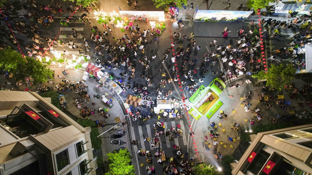 Những con phố tại Vincom Shophouse Royal Park lu&ocirc;n chật k&iacute;n du kh&aacute;ch trong c&aacute;c dịp lễ, Tết.