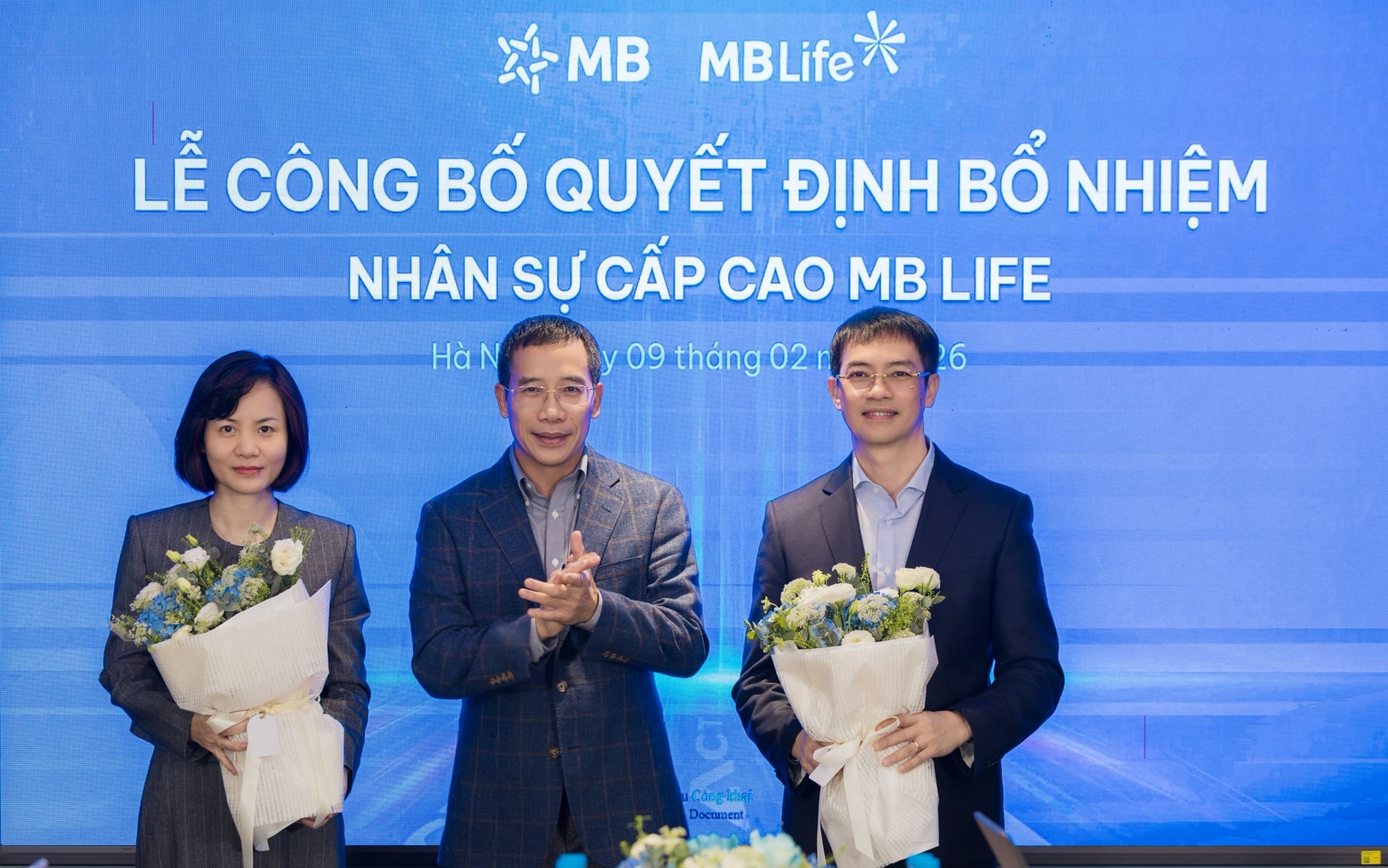 Thiếu tướng Lưu Trung Th&aacute;i &ndash; Chủ tịch HĐQT MB trao quyết định cho &ocirc;ng L&ecirc; Viết Hải - T&acirc;n Chủ tịch Hội đồng Th&agrave;nh vi&ecirc;n ki&ecirc;m Tổng Gi&aacute;m đốc MB Life (phải).
