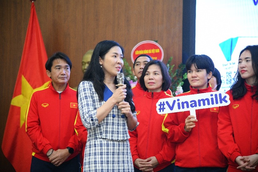 Đại diện Vinamilk chia sẻ niềm vui với to&agrave;n đội, đồng thời ch&uacute;c đội tuyển đạt được th&agrave;nh t&iacute;ch tốt tại Seagames sắp tới. &nbsp;