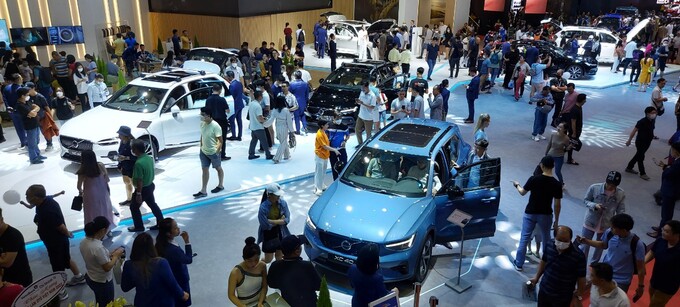 Kh&aacute;ch h&agrave;ng muốn sở hữu xe &ocirc; t&ocirc; bằng phương thức trả g&oacute;p như rơi v&agrave;o ma trận của bảo hiểm.