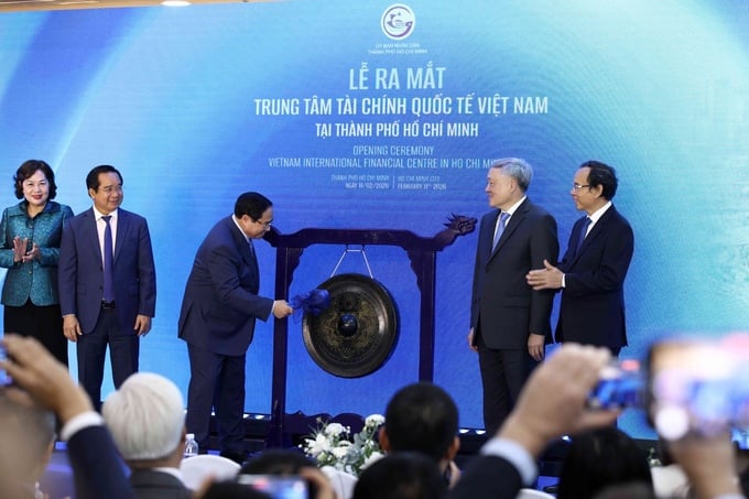 Thủ tướng Phạm Minh Ch&iacute;nh đ&aacute;nh cồng tại lễ ra mắt Trung t&acirc;m t&agrave;i ch&iacute;nh Quốc tế Việt Nam tại Tp.HCM.