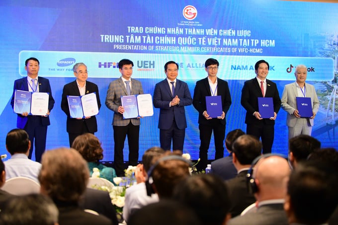 Những đối t&aacute;c c&oacute; vai tr&ograve; quan trọng trong việc kết nối nguồn lực, ph&aacute;t triển hệ sinh th&aacute;i v&agrave; đ&agrave;o tạo nh&acirc;n lực chất lượng cao cho trung t&acirc;m nhận Chứng nhận th&agrave;nh vi&ecirc;n chiến lược.