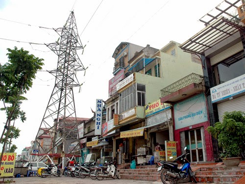 Nh&agrave; gần th&aacute;p điện cao thế bị ảnh hưởng xấu bởi lượng bức xạ. &nbsp;