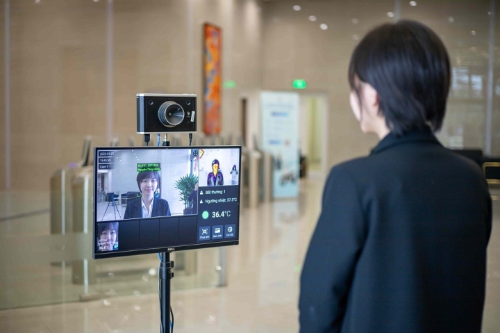 T&ograve;a nh&agrave; t&iacute;ch hợp hệ thống kiểm so&aacute;t v&agrave;o/ra ứng dụng c&ocirc;ng nghệ nhận diện khu&ocirc;n mặt hiện đại, t&iacute;ch hợp thiết bị đo th&acirc;n nhiệt, hỗ trợ đắc lực trong c&ocirc;ng t&aacute;c ph&ograve;ng chống dịch bệnh.