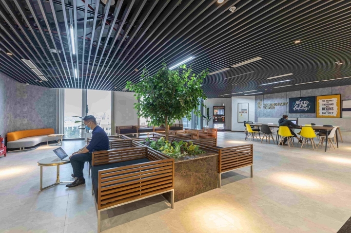 75% kh&ocirc;ng gian b&ecirc;n trong t&ograve;a nh&agrave; đ&oacute;n &aacute;nh s&aacute;ng tự nhi&ecirc;n, c&ugrave;ng với kh&ocirc;ng kh&iacute; tươi được cung cấp nhờ hệ thống cảm biến CO2 đảm bảo m&ocirc;i trường l&agrave;m việc &ldquo;V&igrave; sức khỏe&rdquo; b&ecirc;n trong t&ograve;a nh&agrave;.