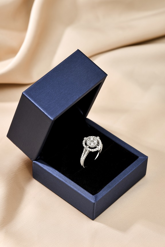 C&aacute;c sản phẩm kim cương của FJC c&oacute; đầy đủ giấy tờ kiểm định chất lượng uy t&iacute;n. &nbsp;