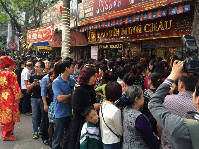 H&igrave;nh ảnh người d&acirc;n xếp h&agrave;ng mua v&agrave;ng trước đ&acirc;y khi chưa c&oacute; Covid-19. (Ảnh Bạch Dương/NĐH).
