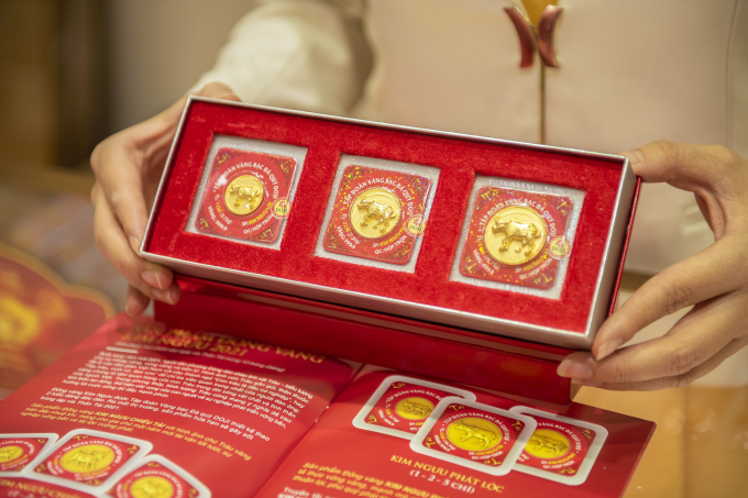 Sản phẩm đồng v&agrave;ng &eacute;p vỉ 999.9 Kim Ngưu Ph&aacute;t Lộc của DOJI. (Ảnh: M.A)