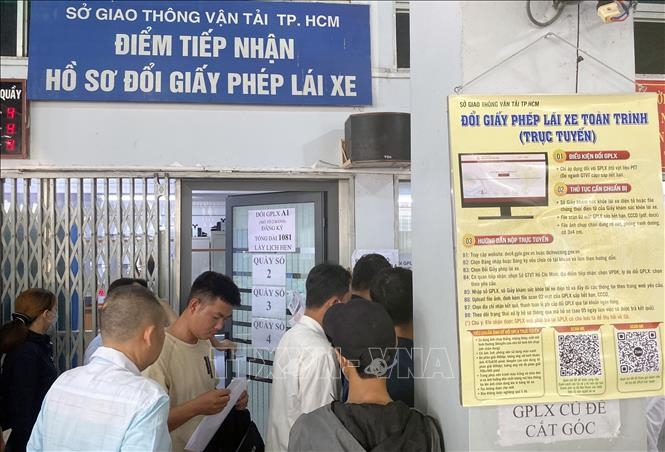 Người d&acirc;n c&oacute; thể tới c&ocirc;ng an x&atilde; phường để cấp đổi giấy ph&eacute;p l&aacute;i xe.