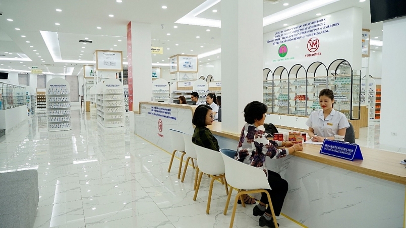 Dược sĩ tư vấn sử dụng thuốc cho kh&aacute;ch h&agrave;ng tại TTPP Thuốc &nbsp;