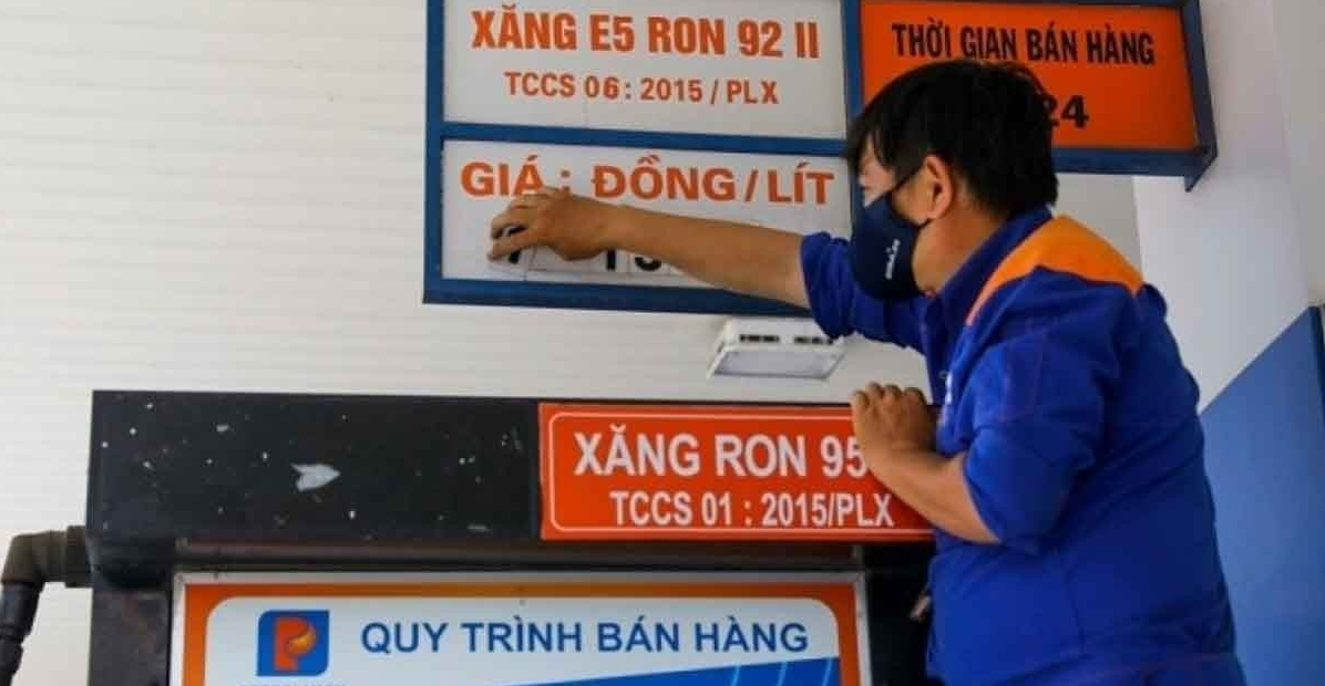 Gi&aacute; xăng có th&ecirc;̉ tiếp tục tăng trong kỳ điều chỉnh ngày mai. Ảnh minh họa