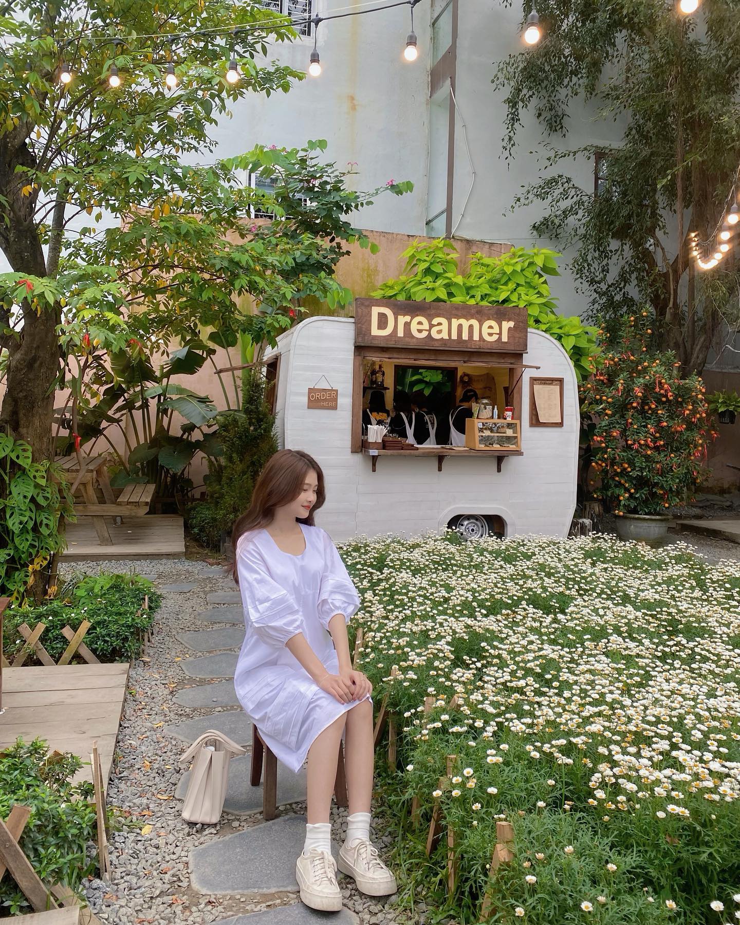 Chọn homestay gần chợ, trung t&acirc;m th&agrave;nh phố sẽ gi&uacute;p bạn dễ di chuyển, kh&aacute;m ph&aacute;. Ảnh: @hoang.hanh.nguyen