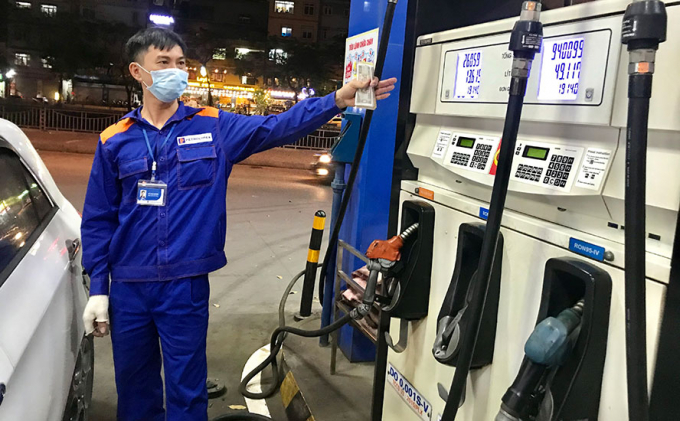 Gi&aacute; xăng tăng l&ecirc;n mức cao nhất trong v&ograve;ng 17 năm qua. (Ảnh minh họa)