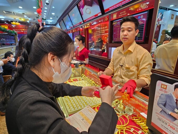 Gi&aacute; v&agrave;ng trong nước s&aacute;ng nay bật tăng cả triệu đồng mỗi lượng.