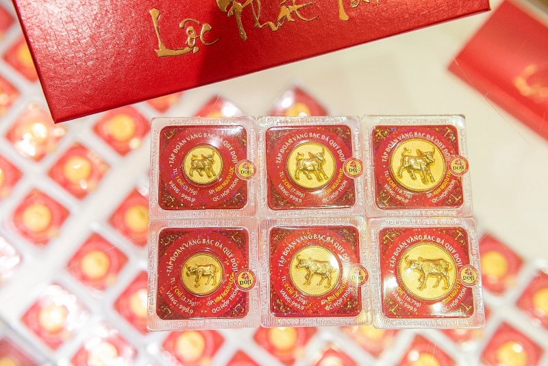 Trong dịp V&iacute;a Thần T&agrave;i, c&aacute;c mặt h&agrave;ng v&agrave;ng &eacute;p vỉ Kim Ngưu &ndash; Linh vật của năm được ưa chuộng. &nbsp;