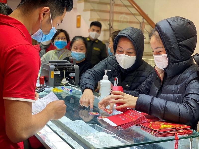 Trung t&acirc;m 37B Trần Nh&acirc;n T&ocirc;ng của DOJI đ&oacute;n những vị kh&aacute;ch đầu ti&ecirc;n đến mua v&agrave;o s&aacute;ng sớm h&ocirc;m nay. &nbsp;