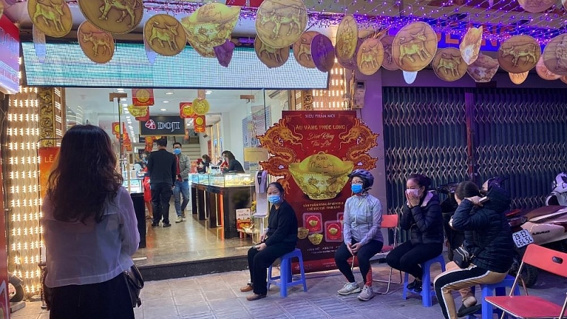 Một số kh&aacute;ch &ldquo;săn Tr&acirc;u v&agrave;ng&rdquo; từ s&aacute;ng sớm tại Trung t&acirc;m của DOJI. &nbsp;