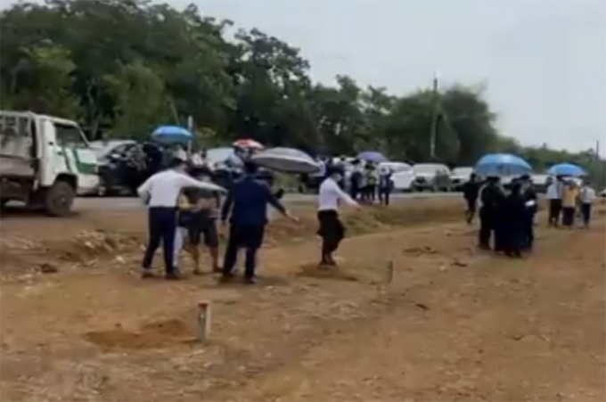 Một số nh&acirc;n vi&ecirc;n của c&ocirc;ng ty bất động sản chạy tranh nhau chốt cọc đất. (Ảnh cắt từ video)