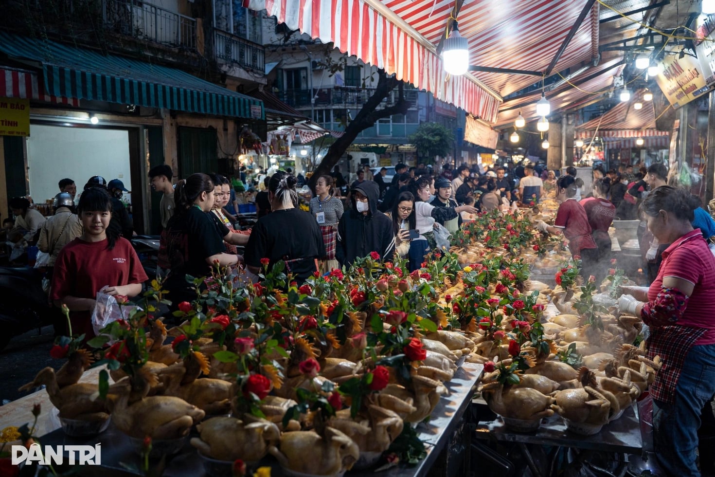 1Hộ kinh doanh bu&ocirc;n b&aacute;n tại chợ H&agrave;ng B&egrave;, H&agrave; Nội (Ảnh: Th&agrave;nh Đ&ocirc;ng).
