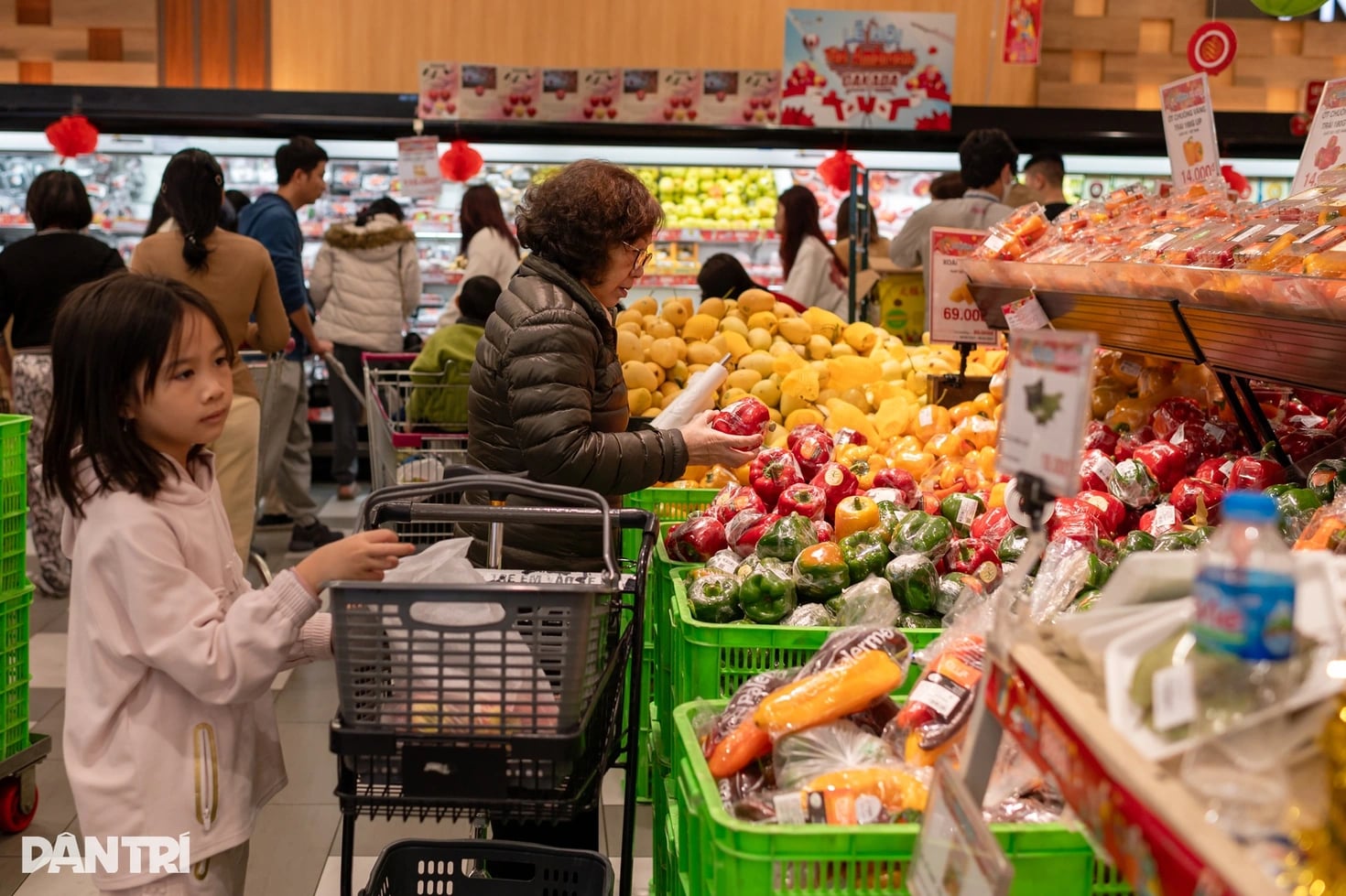 Kh&aacute;ch mua h&agrave;ng tại một si&ecirc;u thị ở H&agrave; Nội (Ảnh: Th&agrave;nh Đ&ocirc;ng).