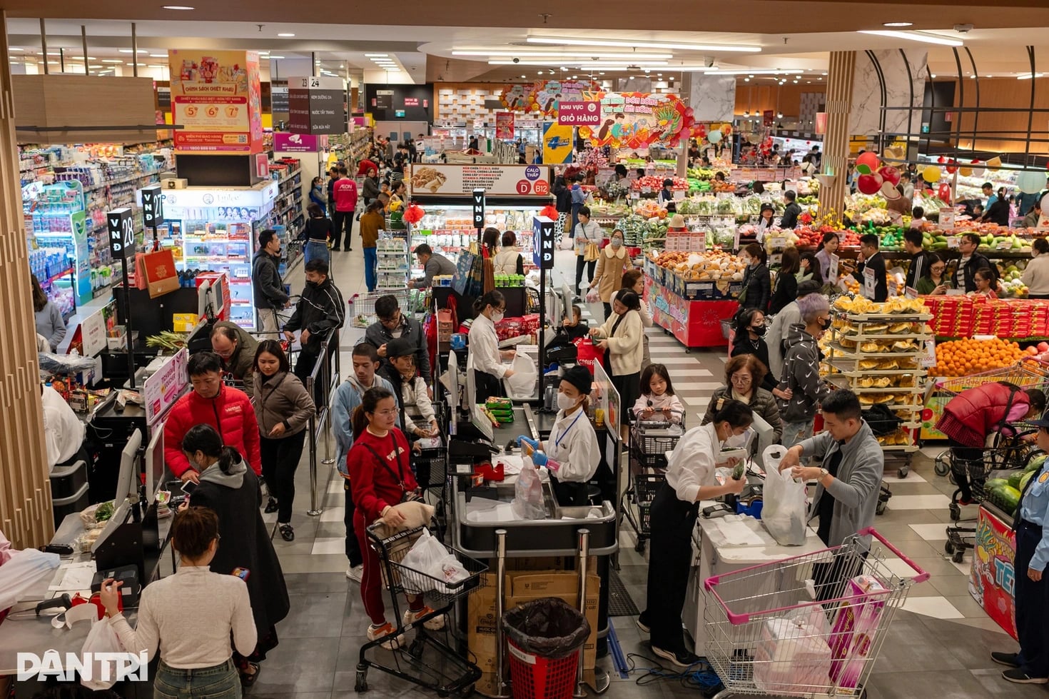 Khung cảnh sắm Tết nhộn nhịp ở si&ecirc;u thị dịp Tết (Ảnh: Th&agrave;nh Đ&ocirc;ng).
