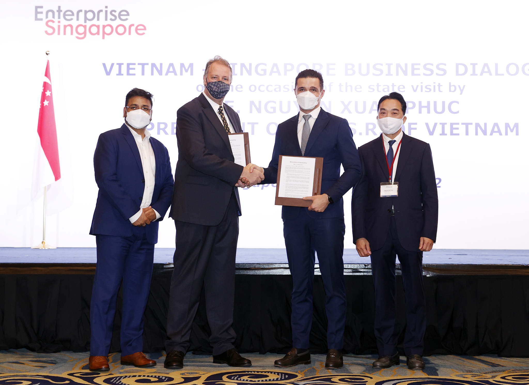 Đại diện Ng&acirc;n h&agrave;ng TMCP Ph&aacute;t triển TP.HCM (HD Bank) - Tổng gi&aacute;m đốc Ng&acirc;n h&agrave;ng số Marcin Miller trao thỏa thuận về t&iacute;ch hợp giải ph&aacute;p c&ocirc;ng nghệ ti&ecirc;n tiến cho dịch vụ ng&acirc;n h&agrave;ng số tại Việt Nam cho Gi&aacute;m đốc Điều h&agrave;nh Ch&acirc;u &Aacute; Th&aacute;i B&igrave;nh Dương của C&ocirc;ng ty Thought Machine (Anh) - Nick Wilde &nbsp;