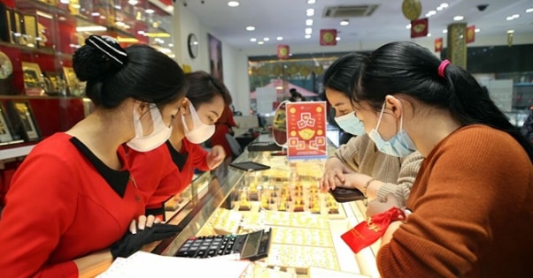 Người d&acirc;n mua v&agrave;ng như một phong tục cầu cho một năm mới b&igrave;nh an, nhiều may mắn. Ảnh minh họa