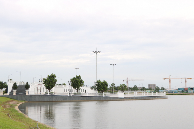 Theo UBND quận Thủ Đ&uacute;c th&igrave; hiện nay c&aacute;c sở ng&agrave;nh th&agrave;nh phố vẫn đang trong qu&aacute; tr&igrave;nh triển khai chưa tổ chức đấu thầu nhưng c&ocirc;ng vi&ecirc;n chuy&ecirc;n đề trong dự &aacute;n Vạn Ph&uacute;c City đ&atilde; được x&acirc;y dựng. &nbsp;