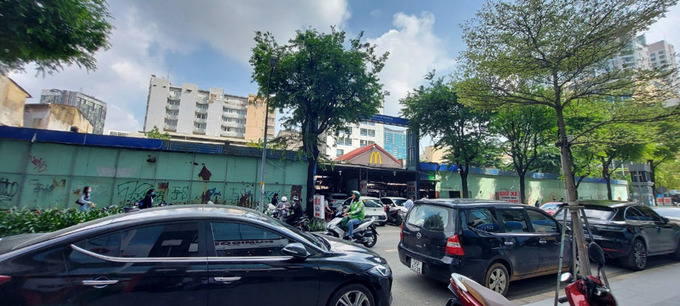 B&atilde;i giữ xe tại khu vực n&agrave;y v&agrave; lượng xe cộ tập trung về đ&acirc;y rất đ&ocirc;ng.