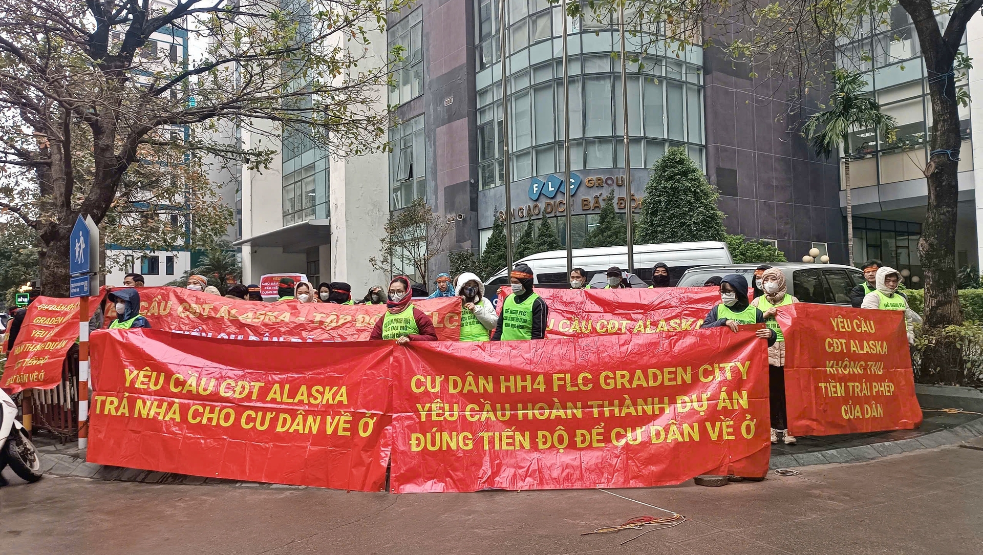 Người d&acirc;n căng băng r&ocirc;n đ&ograve;i nh&agrave; tại&nbsp;t&ograve;a nh&agrave; FLC Landmark Tower tr&ecirc;n đường L&ecirc; Đức Thọ.