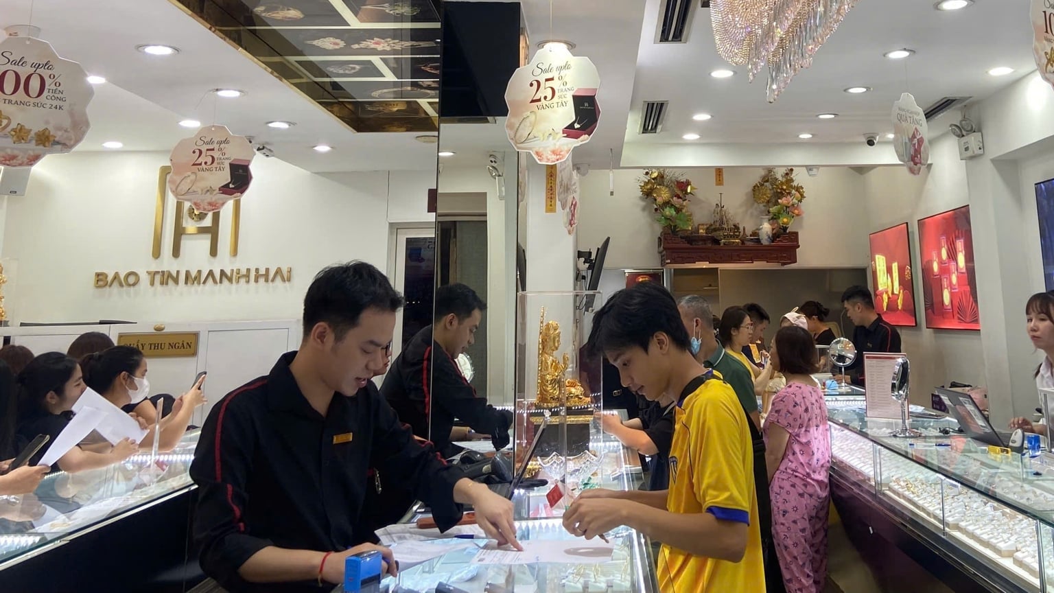 Giá vàng hôm nay 27/2: Người mua vàng ngày vía Thần Tài lỗ tới 4 triệu/lượng - Ảnh 2